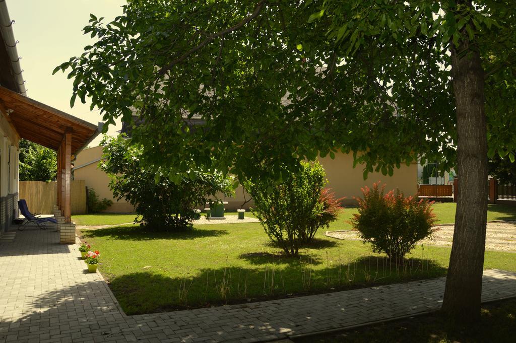 Tisza-Kert Apartmanok Tiszafüred エクステリア 写真